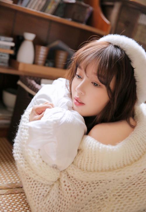 美女被扒开内衣强摸双乳图片