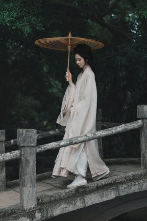 国外美女捆在刑床挠脚心视频