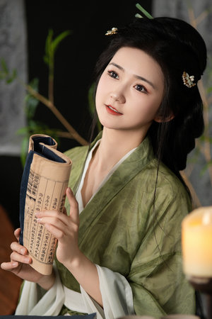 宫女在花园散步就被皇上相中