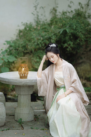 ktv摸陪酒女胸好爽